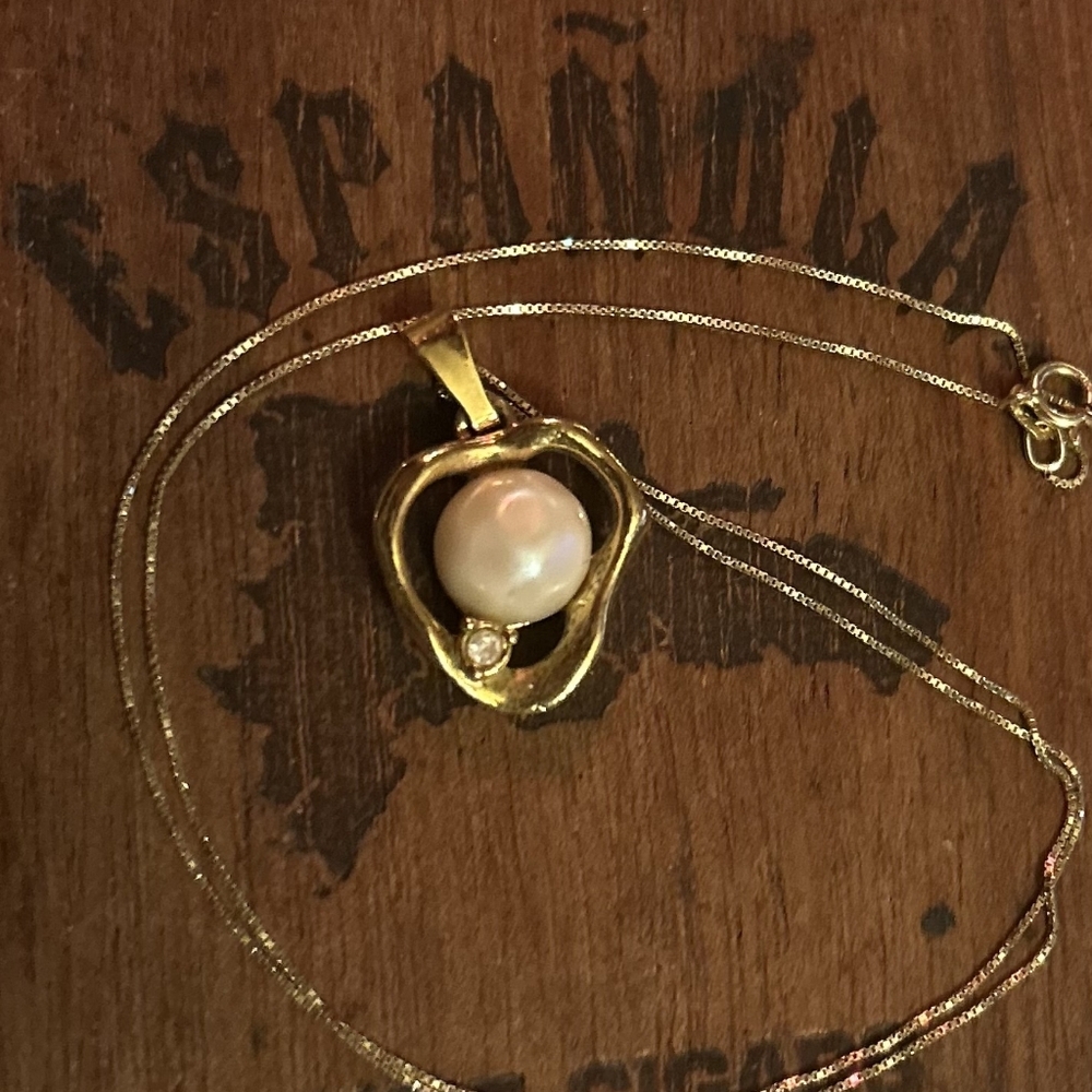 Elegant Gold Pearl Pendant Necklace